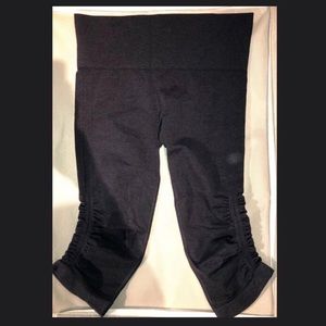 Lululemon in the flow crops in grey